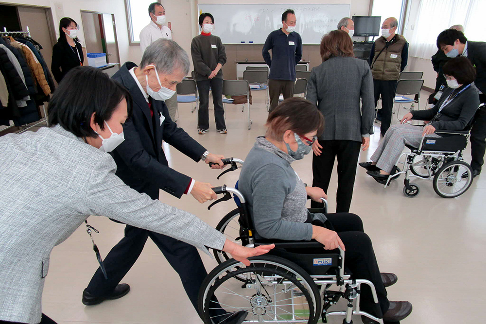 車いすを押す体験